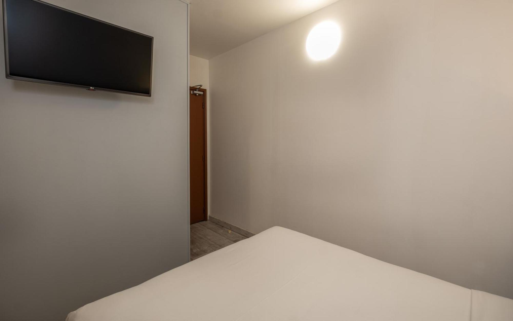 פריז Hotel La Perle Montparnasse מראה חיצוני תמונה