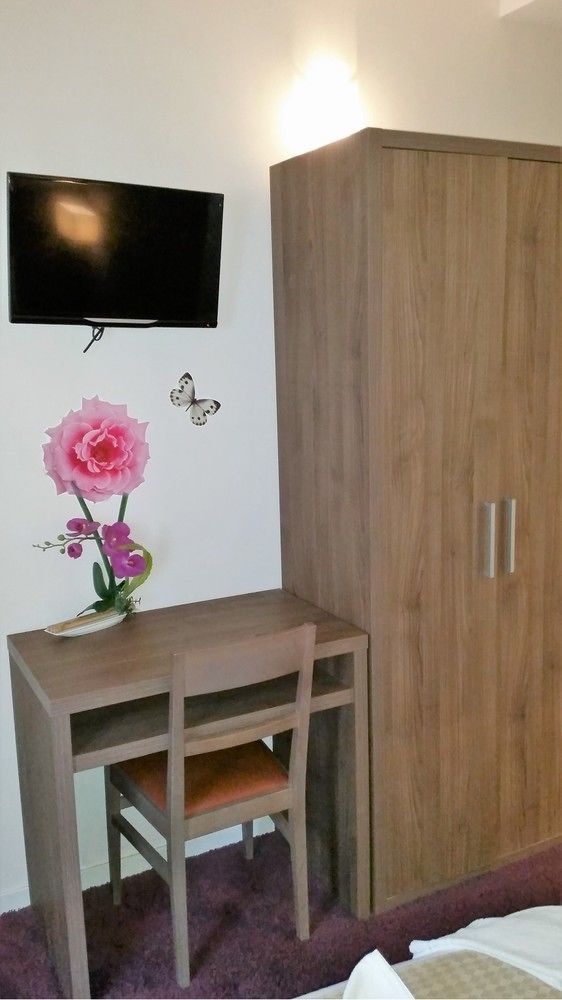 פריז Hotel La Perle Montparnasse מראה חיצוני תמונה